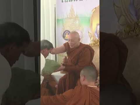 หลวงตาม้า ประธานในพิธีขลิบผมนาค ณ วัดป่าพุทธชินวงศาราม วันที่ 18 กรกฎาคม 2568