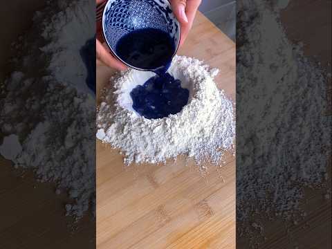 Bikin mie dari daun telang. bacanya yang benar telang atau telang ya?