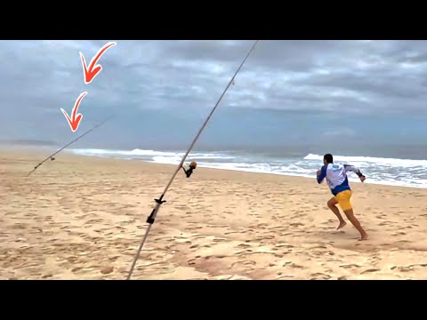 SURREAL, Quase ARRANCA a VARA do SUPORTE, PEIXE SINISTRO! Pesca de praia 2025