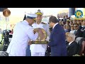 الرئيس السيسي يتسلم هدية تذكارية من رئيس أكاديمية الشرطة خلال تخرج دفعة جديدة من طلبة كلية الشرطة
