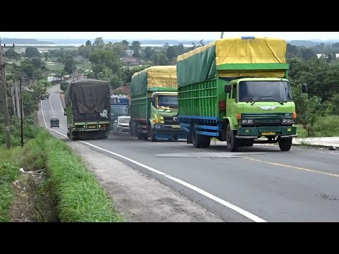 Convoy Fully Loaded Truck Climbing Up The Hill - Hino and Mitsubishi Truck Heavy Load Climb Hill