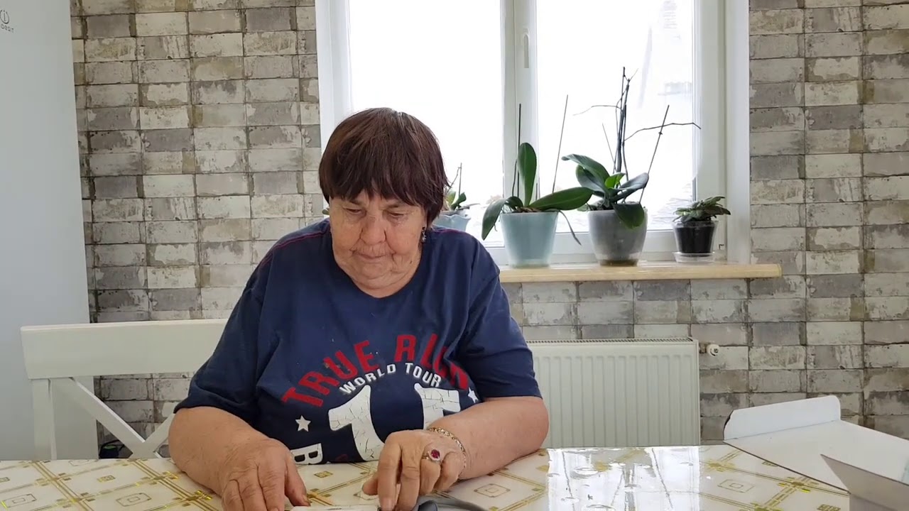 Купил бабушке новы аппарат для измерения давления и позвонил врачу