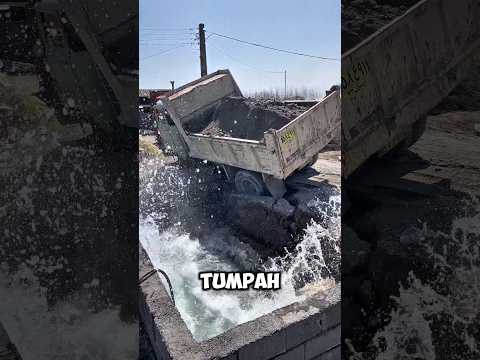 Tragedi Truk Tanah Mengisi Kolam 😱