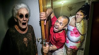 A VELHA ASSUSTADORA FICOU POSSUÍDA DENTRO DA MINHA CASA 