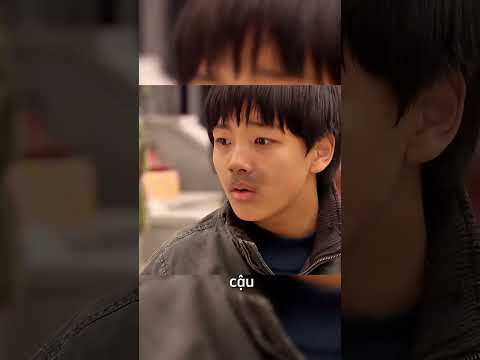 Khi đang cúi người đánh giàu cậu bé nhận ra đôi tất