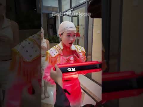 elas precisam ESCONDER O CABELO pra entrar na festa! #shorts #engraçado