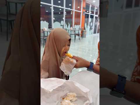 PERTAMA KALI MAKAN BURGER AISHAKA SEMPAT DIUSIR ORANG KAYA TAPI DITOLONG OM JAHAT‼️😱🥹🥹