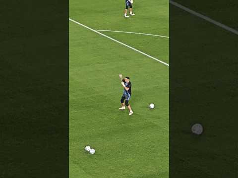 La hinchada Argentina lo pide y el Dibu baila