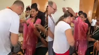 Monalisa ने विदेशी महिलाओं को पहनाई माला, पुरुषों के साथ किया ये काम, लोग बोले- 'भारतीय संस्कारों की