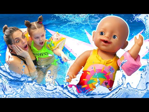 Maya e Lina giocano in piscina! Video con le bambole per bambini piccoli. Giochi in acqua per bimbi