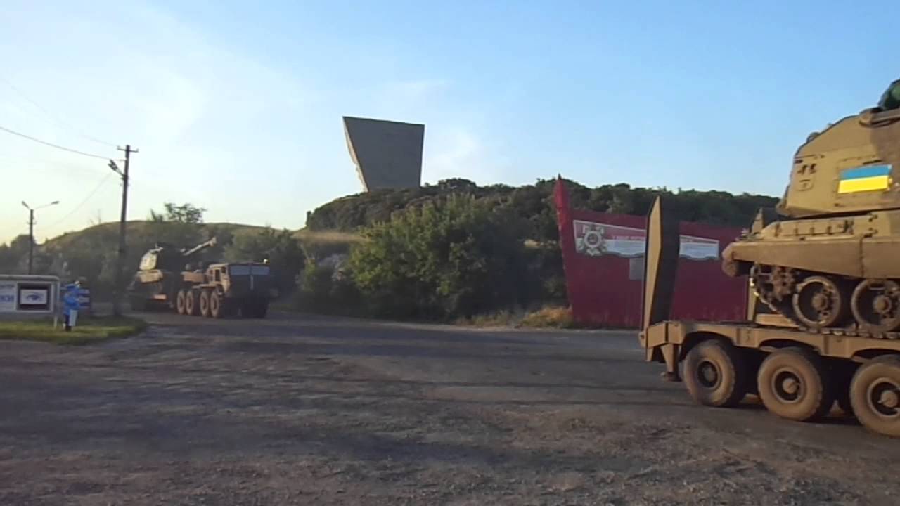 В сторону Славянска движется колонна украинской военной техники. Видео