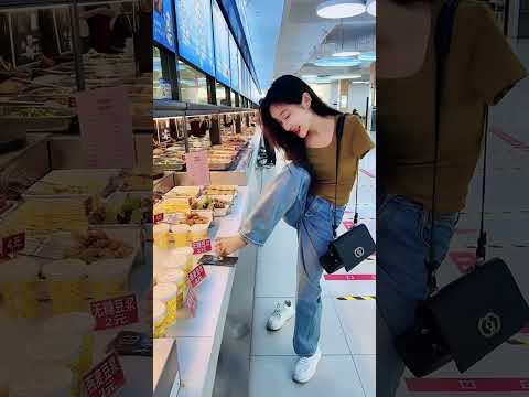 Cô gái dùng chân để thanh toán mã qr