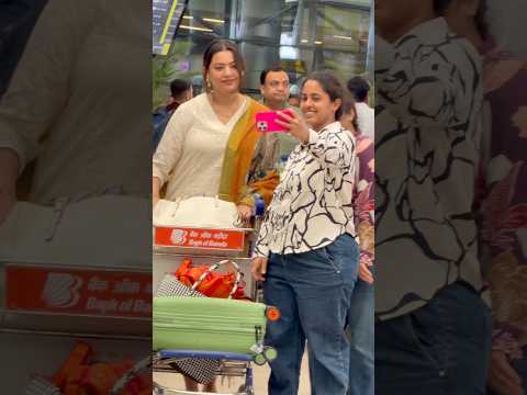 Tollywood Singer Geetha Madhuri Gives Selfie For Ledy Fans at Hyderabad Airport #ytshorts
