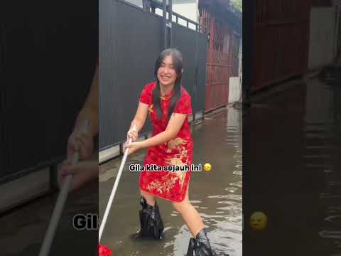 Bisa ngak kalian dapet angpao di banjir gini ? #ngakak #challenge #angpao #banjir