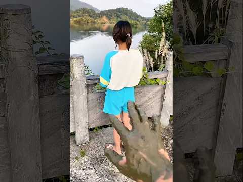 طلبتُ ماءً، لكنهم أعطوني شيئًا آخر في يدي! 💧😱#shorts