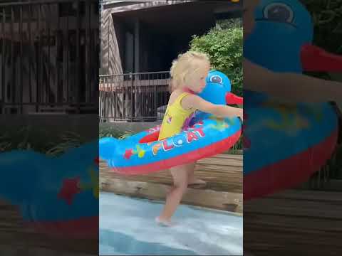 #ছোট্ট🧑🚀👩❤️👩🏊 মেয়েটি মায়ের সঙ্গে সুইমিং পুলে এসেছে🌿🍒🌷🌳।।#shorts #shortsfeed @srijans mom