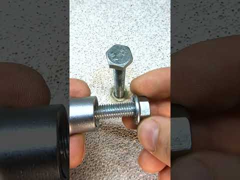 A clever way to tighten a bolt with an electric screwdriver if you don't have a special tool at hand