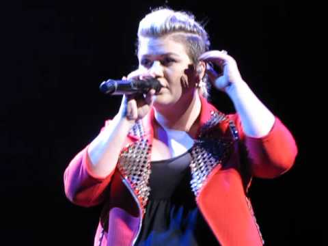 Kelly Clarkson Sang A Song By THIS Pop Princess -- And The Heart Wants You To Hear It!