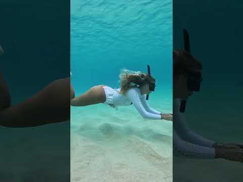 playing with sand underwater is beautiful #shorts