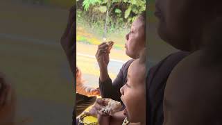 Makan duren langsung dari penjual pingkir jalan