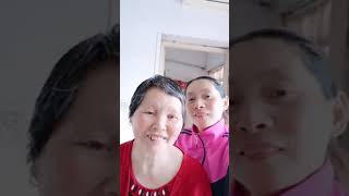 寻开心跟老妈合影一个，母女俩各方面都不象。