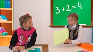 Alena enseña matemáticas a los niños - Alena y mamá juegan