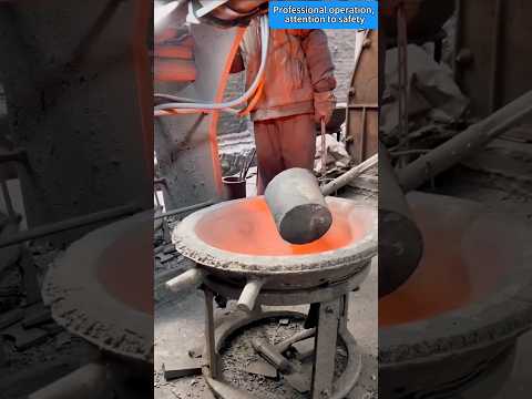 Cast a large pot #craftsman #factory #cast#Heavy industry#Light industry