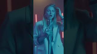 Sarah Chalke Heckled for 'Roseanne' Role 😮 #celebritynews #shorts