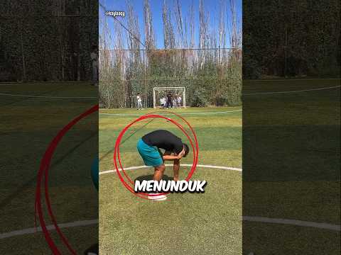 Melakukan tendangan kocak 😂