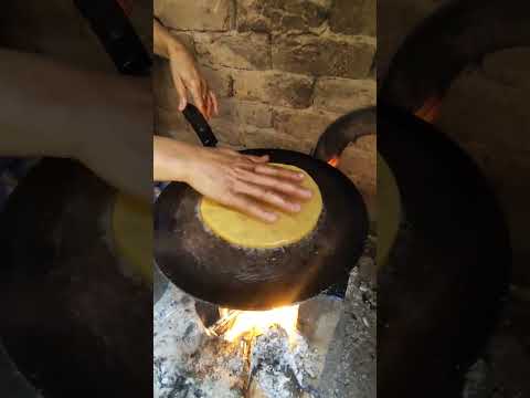 Makkai ki roti bna rhy hun #dailyroutine #happyvillageroutine #desertwomendailyroutine #villagelife