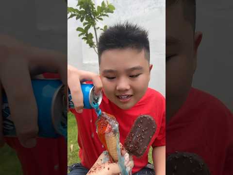 Thử thách nhắm mắt ăn kem ốc quế dâu,siting xanh dương,kem socola,sự kết hợp hoàn hảo #shortvideo