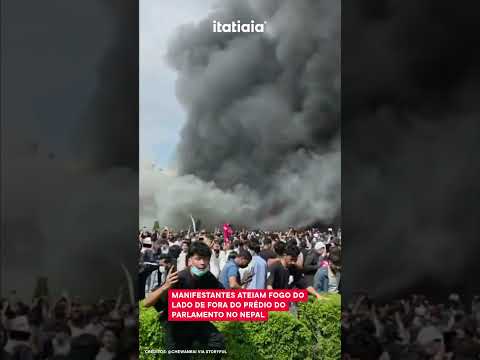 MANIFESTANTES ATEIAM FOGO DO LADO DE FORA DO PRÉDIO DO PARLAMENTO NO NEPAL