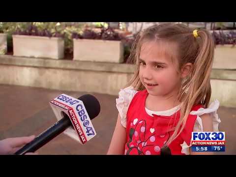 Little girl gives food to homeless in Downtown...