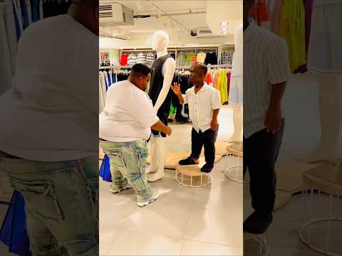شوفو الشاب رايح يشتري ملابس العيد وطلع مسوي نفسه تمثال 😂😂💔 #shorts