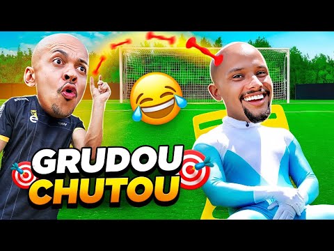 se GRUDAR NA CARECA pode CHUTAR NO GOL 😂🎯 (ou raspar)