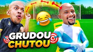 se GRUDAR NA CARECA pode CHUTAR NO GOL 😂🎯 (ou raspar)