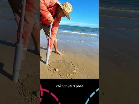 Độc lạ Vũng Tàu: bắt tôm tít ở biển bằng cây ống bơm.
