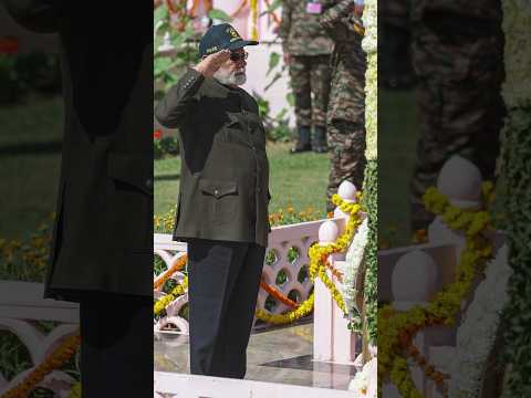 PM Modi pays respects to the martyrs at war memorial in Kargil | #shorts