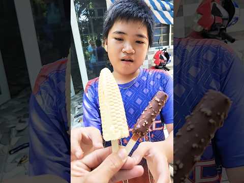 cậu bé thích ăn kem màu vàng