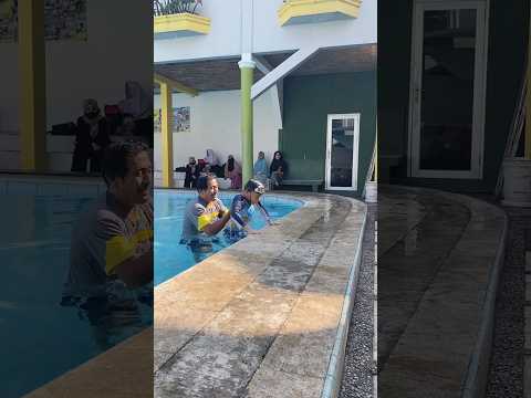 pertama kalinya Rayi berenang bareng teman sekolah 😯 #shortvideo #berenang #kolamrenang