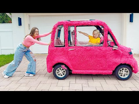 क्रिस माँ को गुलाबी कार की देखभाल करने में मदद करता है