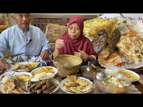 Musim Hujan Masak Sop Ayam, Bakwan Tahu Anget Sambal Bawang, Soto Ayam, Telur Dadar Wah Komplit Enak