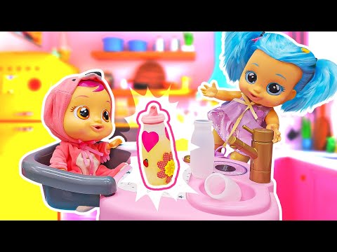 OLAMAZ! Biberon kırıldı! Cry Babies ablası yeni bir biberon yapacak! Kız oyunları.