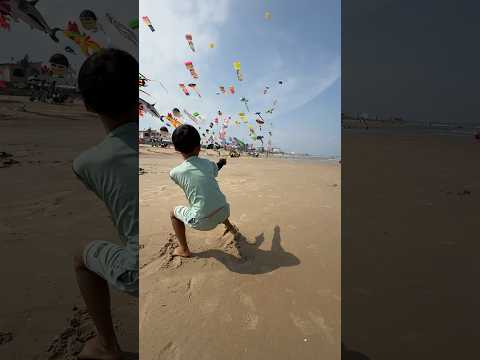 Thả diều cậu bé chơi diều lượn rất căng bị diều kéo đi #layangan #kiteflying #layang-layang #kite