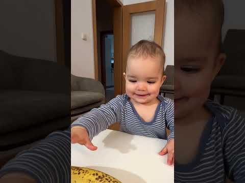 Что Саманта выбрала: банан или наушники?» 🍌🎧