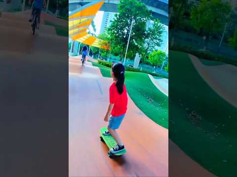 chhoti bacchi skating karke cycle wali ladki ko hara di?#shorts