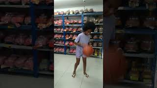 Eu e a minha irmã brincamos de basquete na loja!!!!!! #like #seinscreve