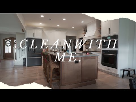 Extreme Decluttering and Deep Cleaning After the Holidays: A Clean With Me Video!