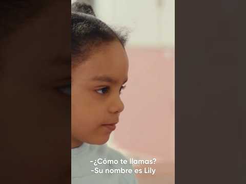 Una niña de piel oscura reconoció a su madre en su maestra #shorts #series #peliculas