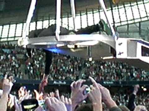 Progress Live 2011: Robbie Performs Feel At Manchester (8 June)